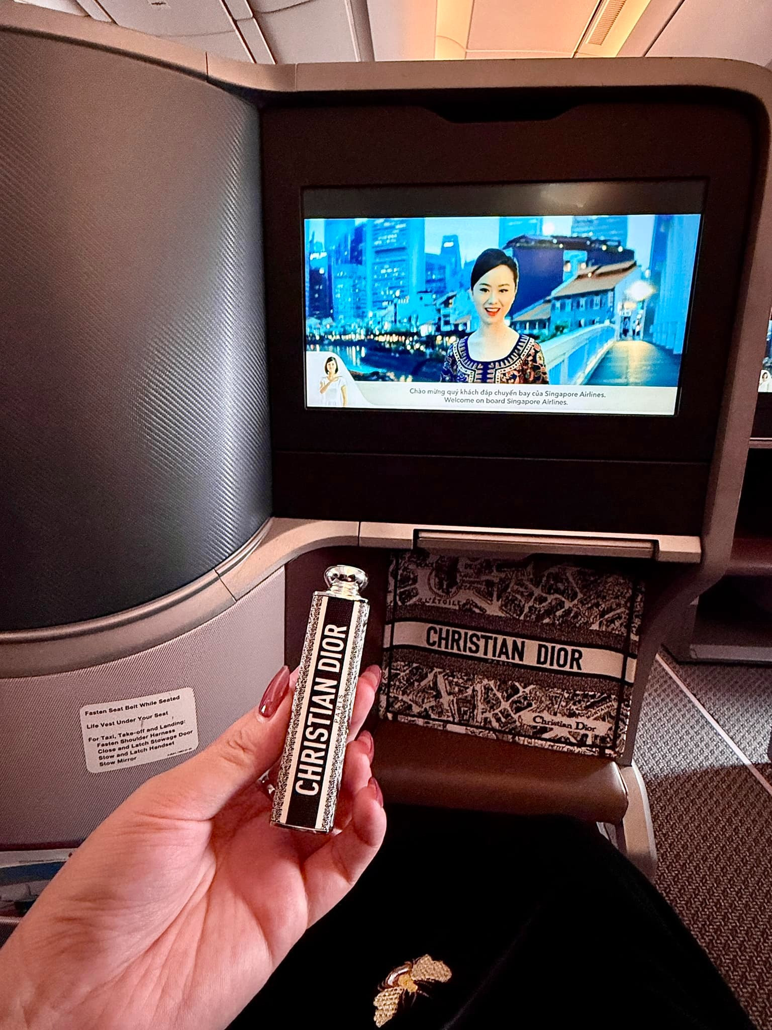 Diễn viên lùn nhất màn ảnh Việt lấy chồng Tây khoe kim cương biệt thự choáng ngợp