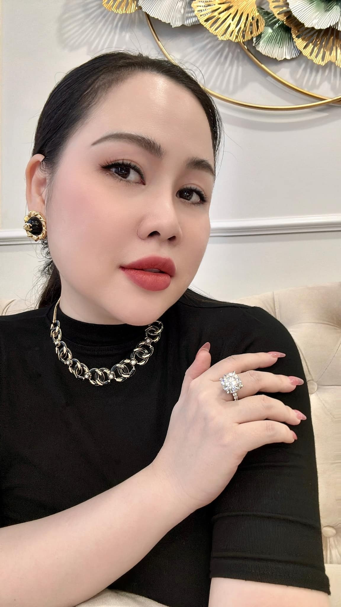 Diễn viên lùn nhất màn ảnh Việt lấy chồng Tây khoe kim cương biệt thự choáng ngợp