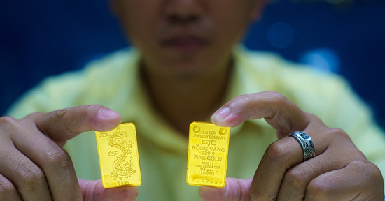 Giá vàng chao đảo trong cơn nóng toàn cầu, vàng miếng SJC trước áp lực lớn