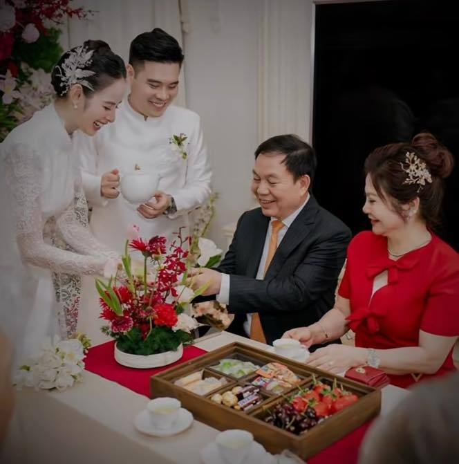 Hương Liên khoe ảnh đăng ký kết hôn với thiếu gia nhà giàu để lộ tính cách của mẹ chồng