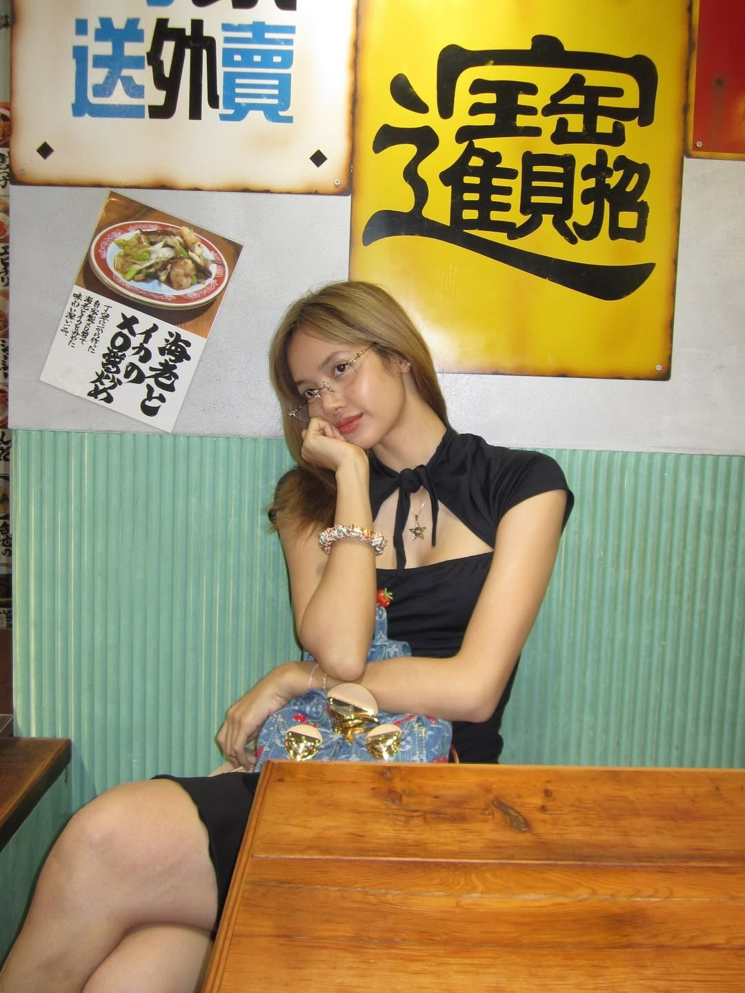 Tình trạng Lisa BLACKPICK sau khoảnh khắc chảy máu tai gây hoang mang MXH