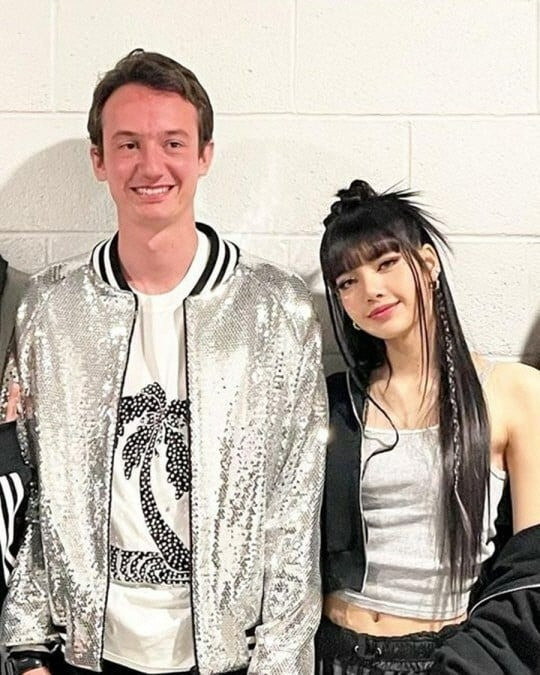 Tình trạng Lisa BLACKPICK sau khoảnh khắc chảy máu tai gây hoang mang MXH