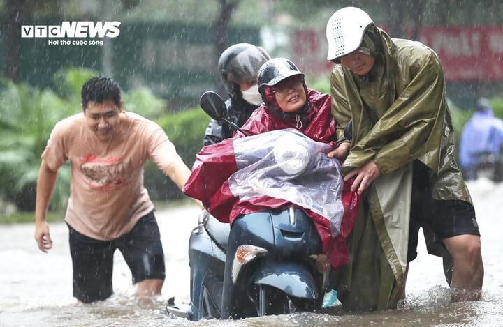 Ngày 4/7, mưa dông tiếp tục trút xuống đất liền nước ta, trên Biển Đông khả năng hình thành áp thấp nhiệt đới. (Ảnh minh hoạ: Viên Minh)