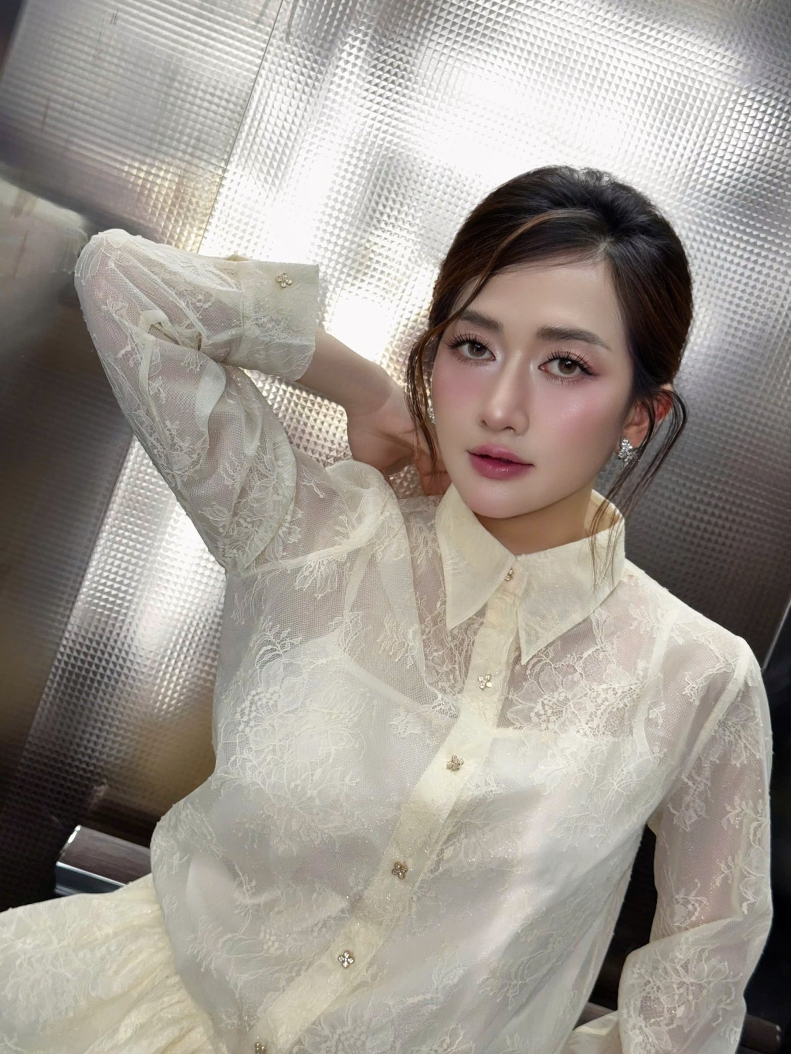 Phương Lan sau ồn ào với chồng cũ Phan Đạt Khóc sưng mắt nhưng phải lên diễn hài