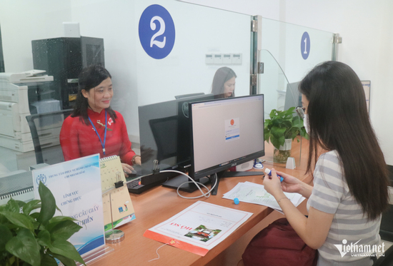 Từ 1/8, người Hà Nội 'được mời' ăn bánh, uống nước khi đi làm thủ tục hành chính