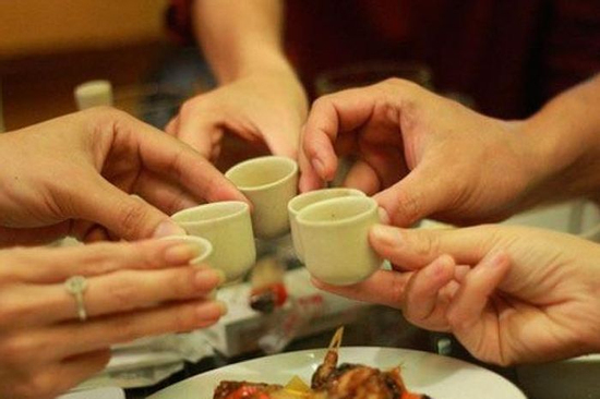 Bức xúc vì 6 gia đình bạn chồng đến tay không, ăn xong không ai dọn dẹp