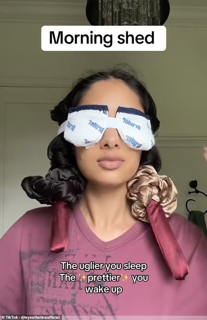 Cô gái này che đôi mắt bằng một miếng gạc, trông không hề dễ chịu.