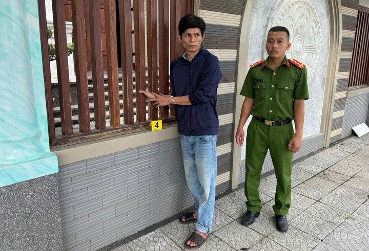 Lực lượng công an đang đưa Trịnh Công Thảo đi thực nghiệm lại hiện trường các vụ trộm. (Ảnh: CACC)