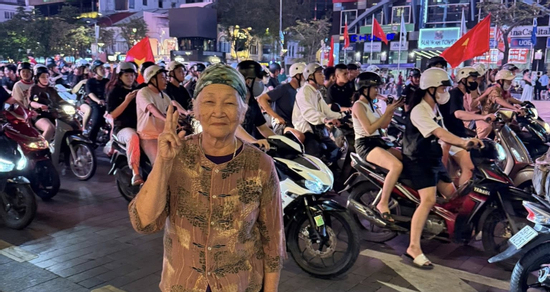 Cụ bà 91 tuổi 'đi bão' mừng đội tuyển U23 Việt Nam vô địch, vui quên lối về