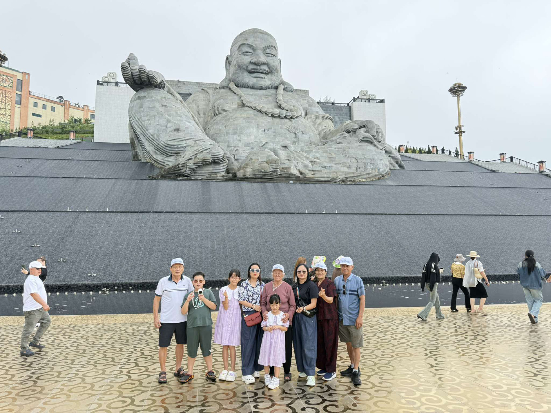 cụ bà đi bão ở TPHCM mừng tuyển VN vô địch 7.jpg