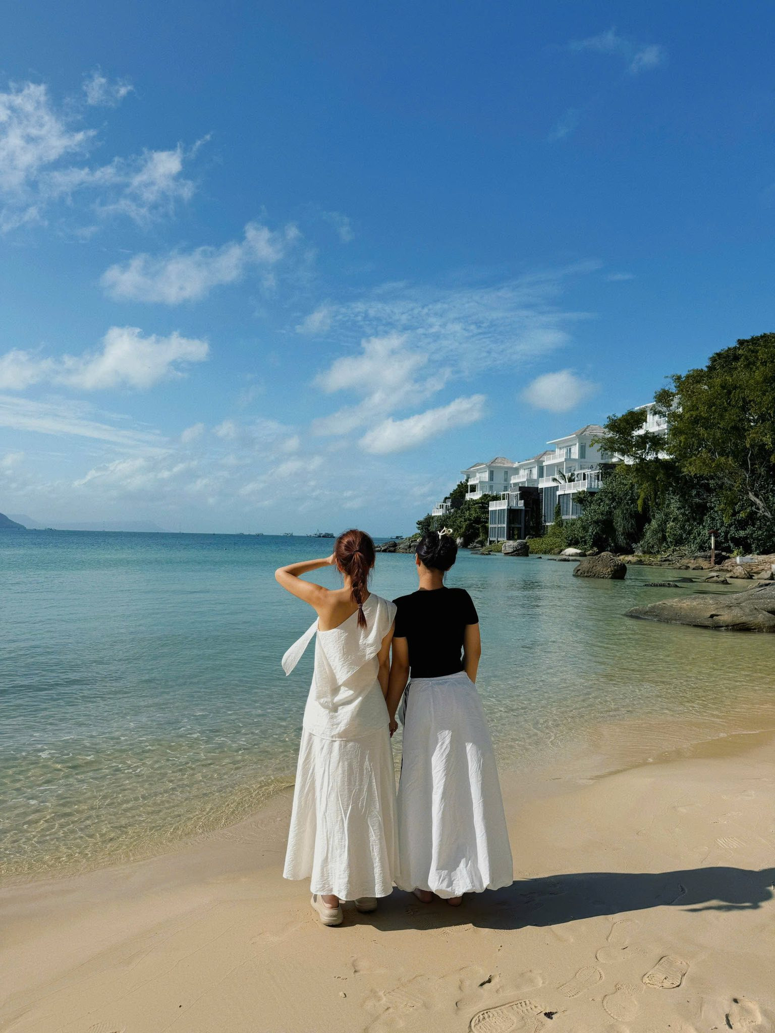 Diện áo tắm kiểu Phạm Quỳnh Anh, Đông Nhi đủ khiến fan trầm trồ- Ảnh 14.