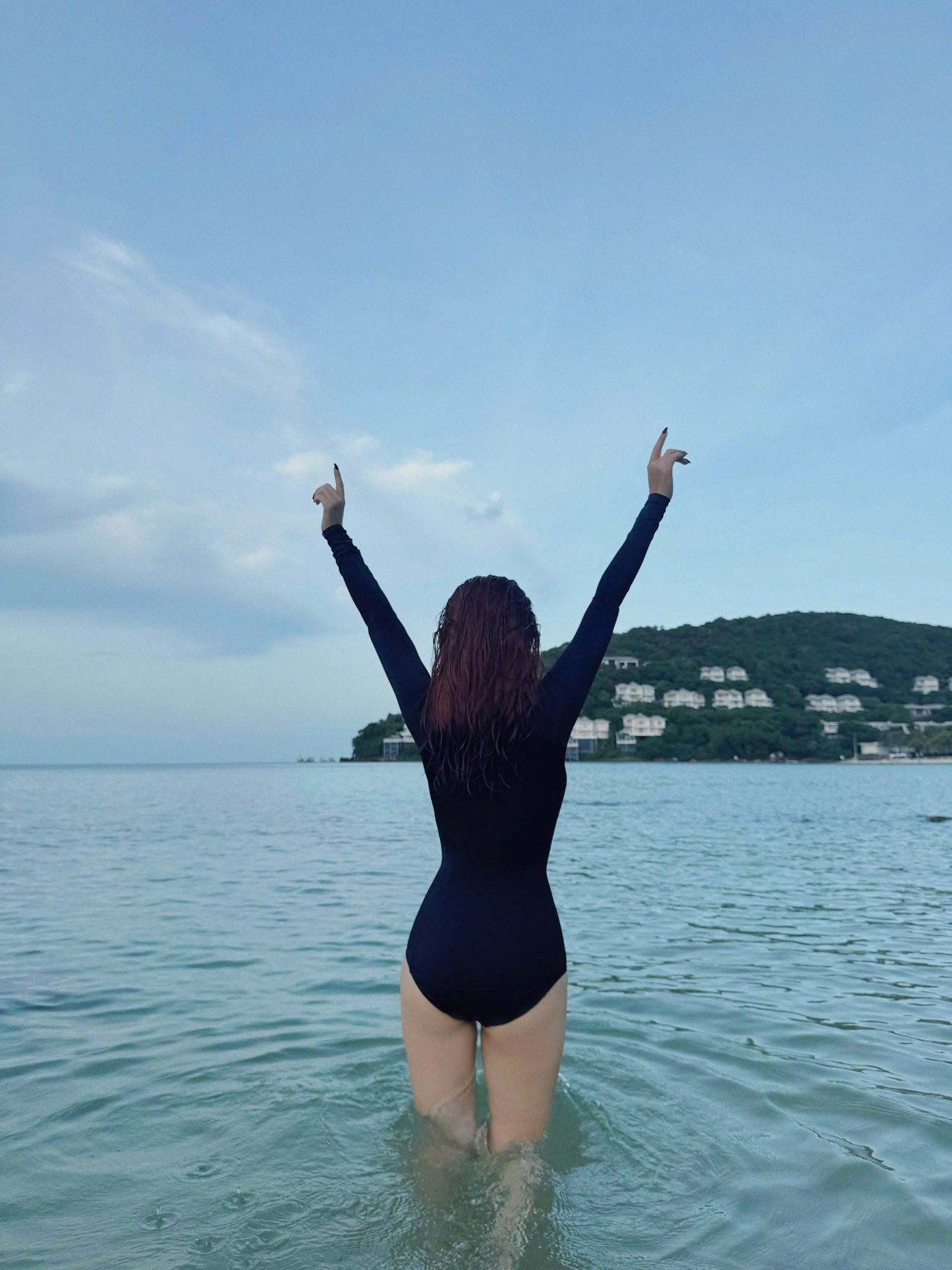 Diện áo tắm kiểu Phạm Quỳnh Anh, Đông Nhi đủ khiến fan trầm trồ- Ảnh 8.