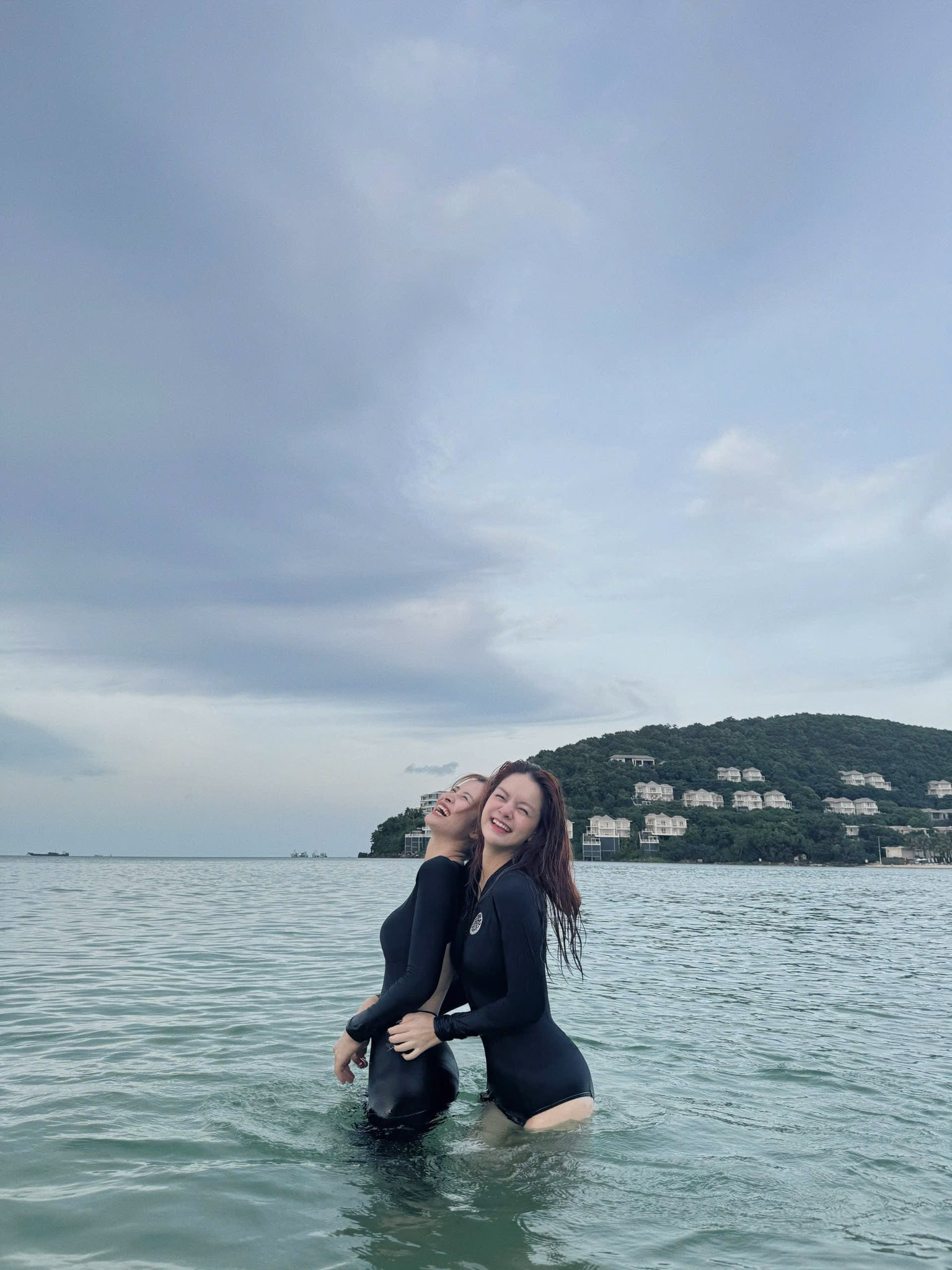 Diện áo tắm kiểu Phạm Quỳnh Anh, Đông Nhi đủ khiến fan trầm trồ- Ảnh 3.