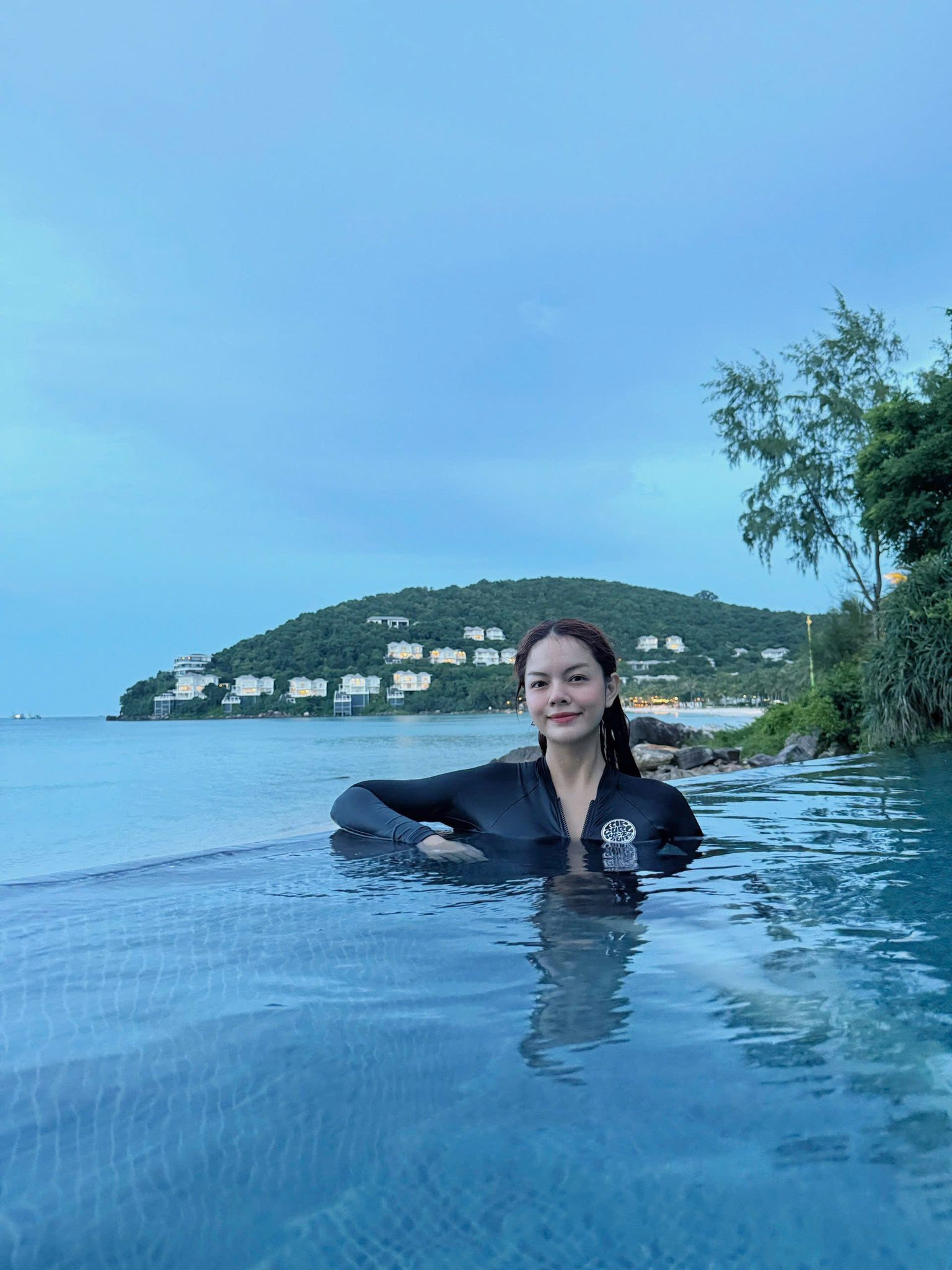 Diện áo tắm kiểu Phạm Quỳnh Anh, Đông Nhi đủ khiến fan trầm trồ- Ảnh 6.