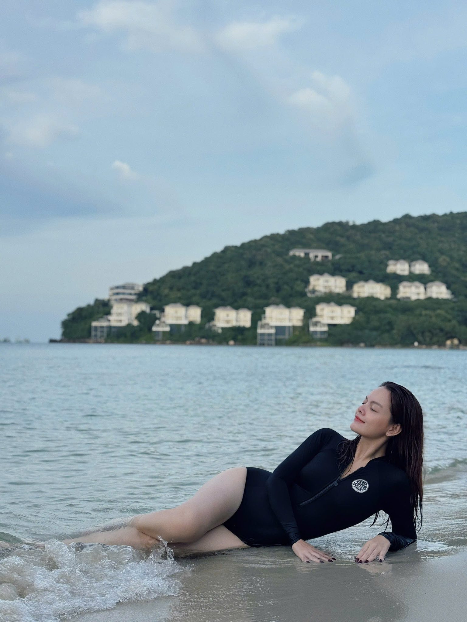 Diện áo tắm kiểu Phạm Quỳnh Anh, Đông Nhi đủ khiến fan trầm trồ- Ảnh 5.