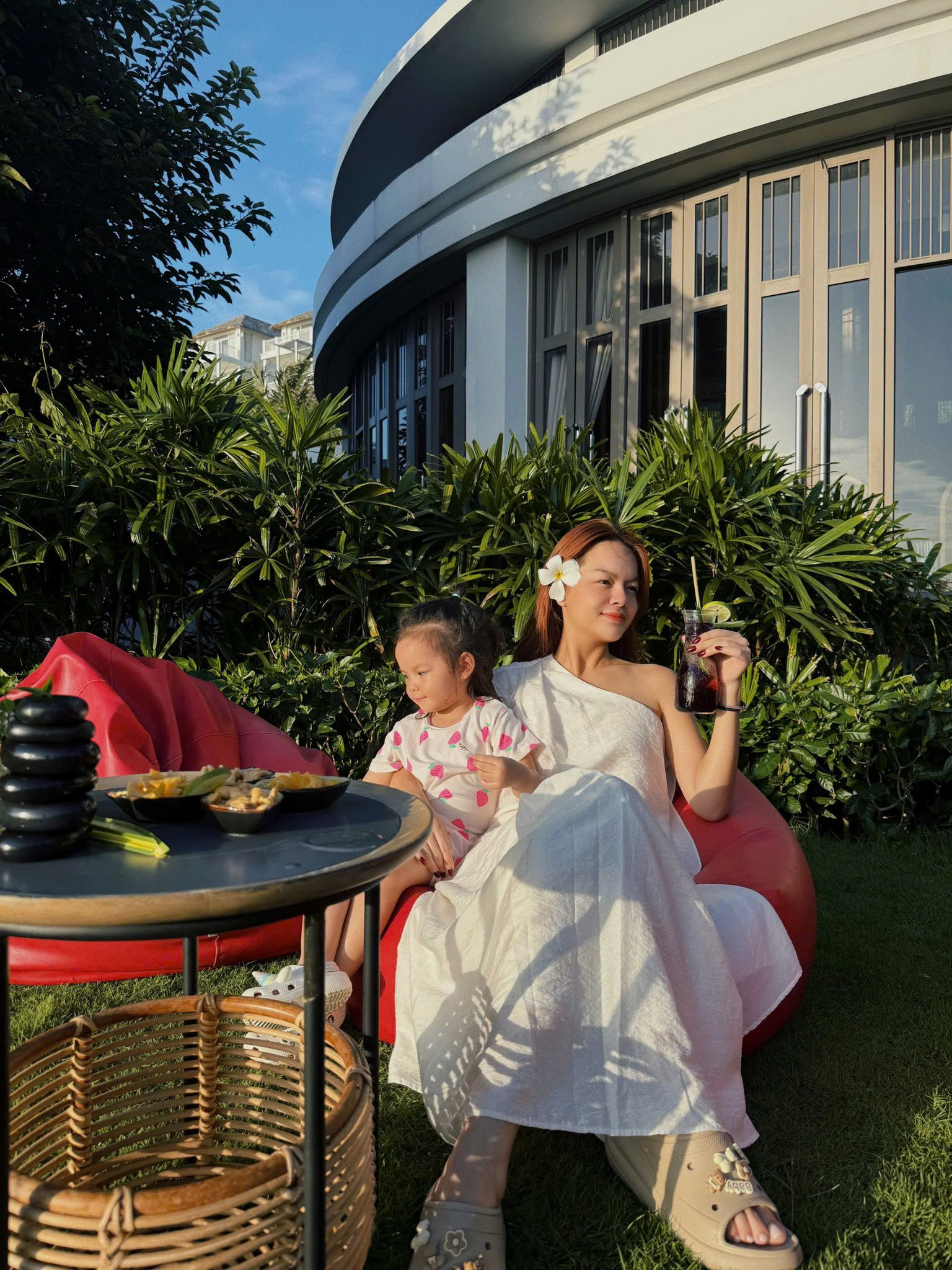 Diện áo tắm kiểu Phạm Quỳnh Anh, Đông Nhi đủ khiến fan trầm trồ- Ảnh 13.