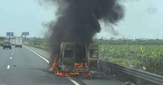 Ô tô đột nhiên cháy dữ dội ở Hà Nội, khách tháo chạy không kịp lấy hành lý