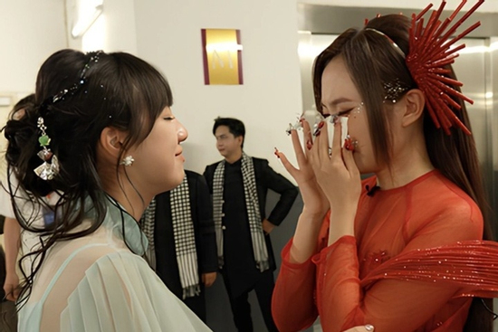 Sự thật phía sau bức ảnh Phương Mỹ Chi khóc nức nở tại show quốc tế