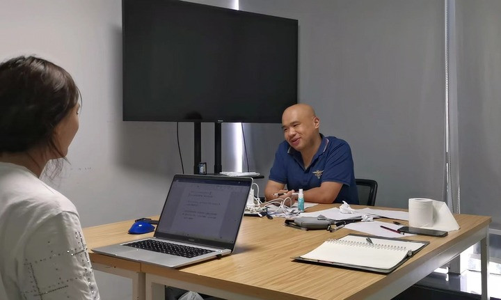 Hiện nay, Du Dương không còn chạy xe ôm công nghệ nhưng câu chuyện đặc biệt của anh vẫn được chia sẻ rộng rãi như một biểu tượng về lựa chọn sống khác biệt. (Ảnh: Baidu)