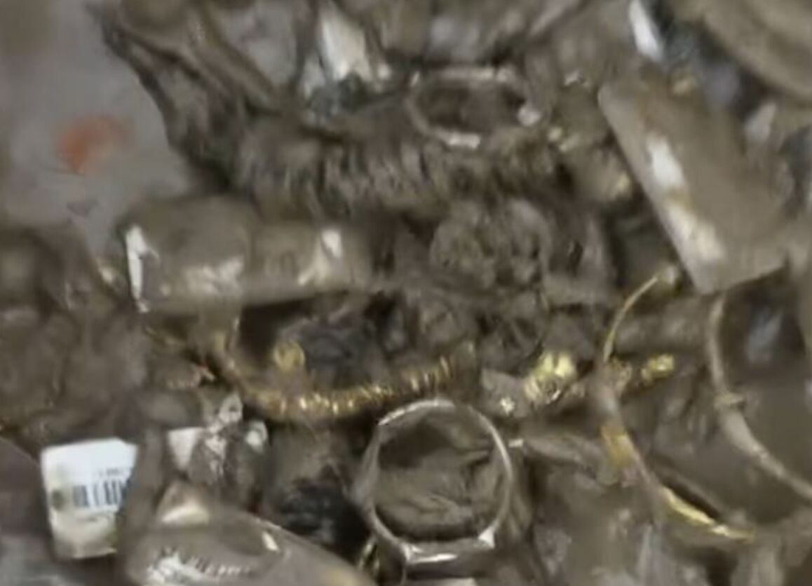 ▲Cửa hàng vàng ở Thiểm Tây bị lũ cuốn trôi, đồ trang sức bằng vàng trị giá hàng chục triệu nhân dân tệ. (Ảnh/Trích từ Jimu News)