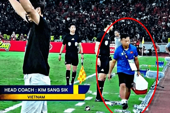 Trợ lý U23 Việt Nam bỗng nổi rần rần nhờ xếp chai nước làm U23 Indonesia cay đắng lĩnh thẻ đỏ
