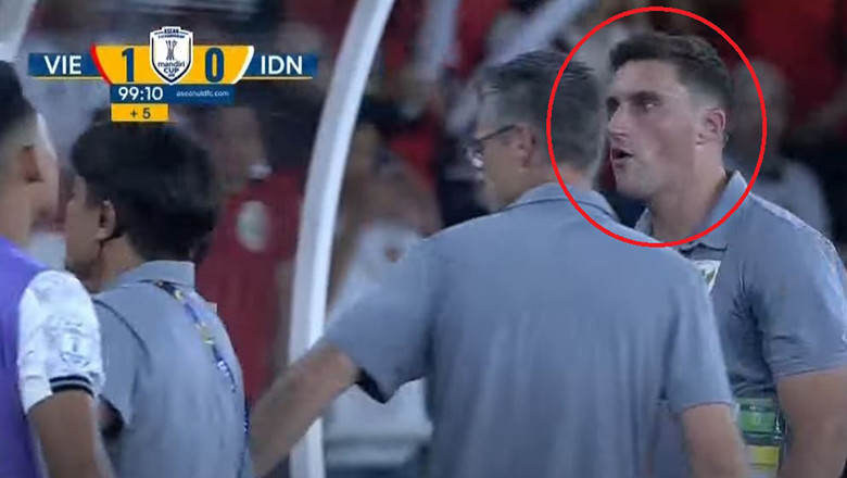 tro ly hlv u23 indonesia nhan the do