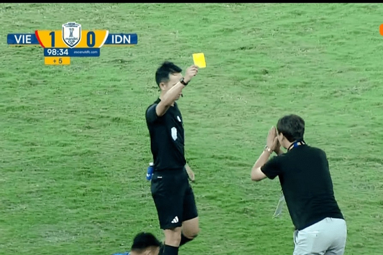 Viral nhất đêm qua: HLV Kim Sang-sik 'cúi lạy' trọng tài 3 lần