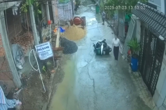 Vụ xô đổ xe máy của shipper: Nữ cán bộ thực hiện hành vi dưới đây, mọi chuyện đã khác