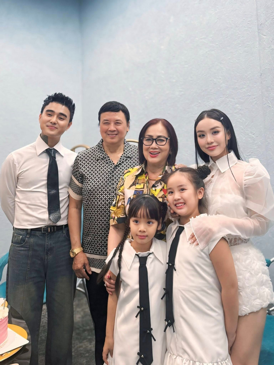 Đạt G - Cindy Lư xuất hiện sau đám cưới, rạng rỡ bên ông nội là NSƯT Bảo Quốc