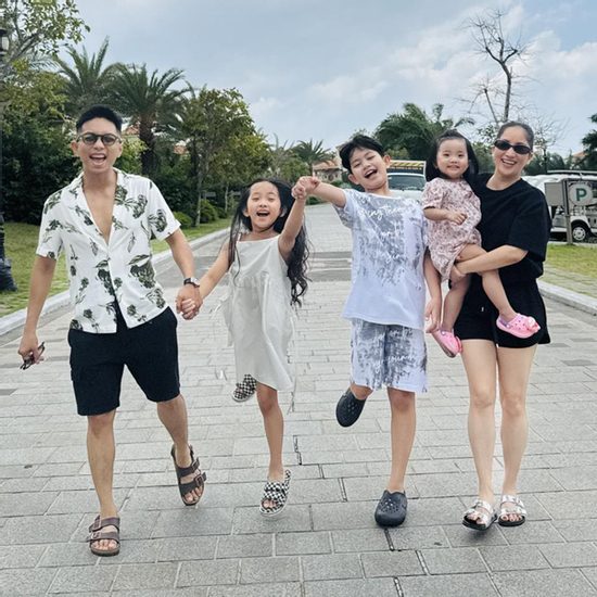 Khánh Thi - Phan Hiển đưa các con đi nghỉ hè, khán giả khen 'cả nhà đẹp như tranh'