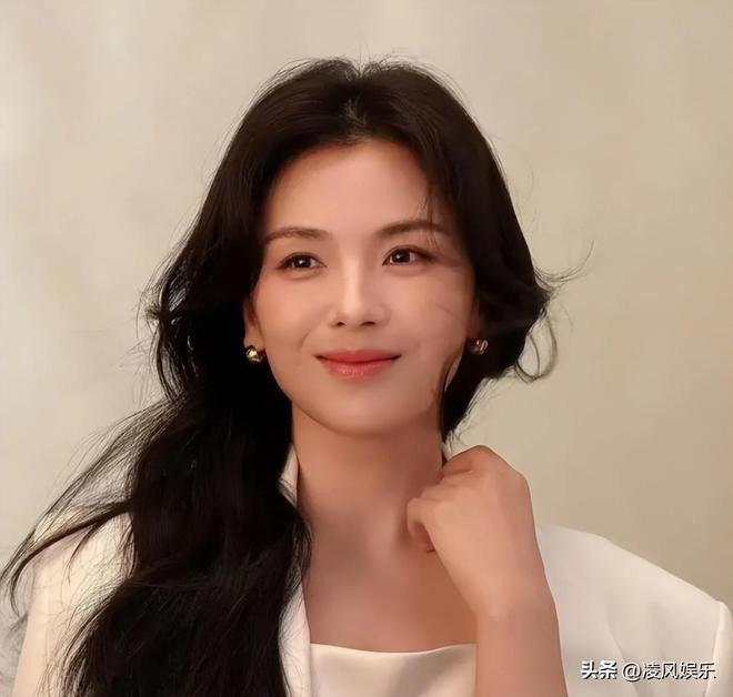 Mỹ nhân Thiên Long Bát Bộ U50 vẫn đẹp xuất sắc không ngại trả nợ nghìn tỷ cho chồng