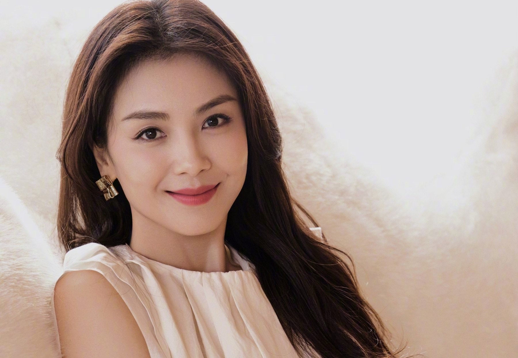 Mỹ nhân Thiên Long Bát Bộ U50 vẫn đẹp xuất sắc không ngại trả nợ nghìn tỷ cho chồng