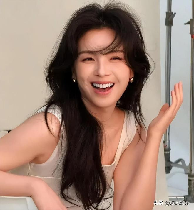 Mỹ nhân Thiên Long Bát Bộ U50 vẫn đẹp xuất sắc không ngại trả nợ nghìn tỷ cho chồng