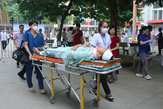 Nam sinh nằm cáng đến trường thi đã đỗ tốt nghiệp THPT năm 2025