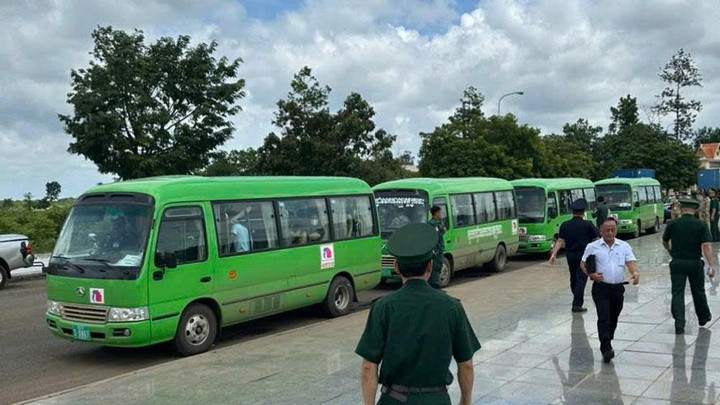 Đoàn xe chở 85 công dân Việt Nam đến cửa khẩu để bàn giao.