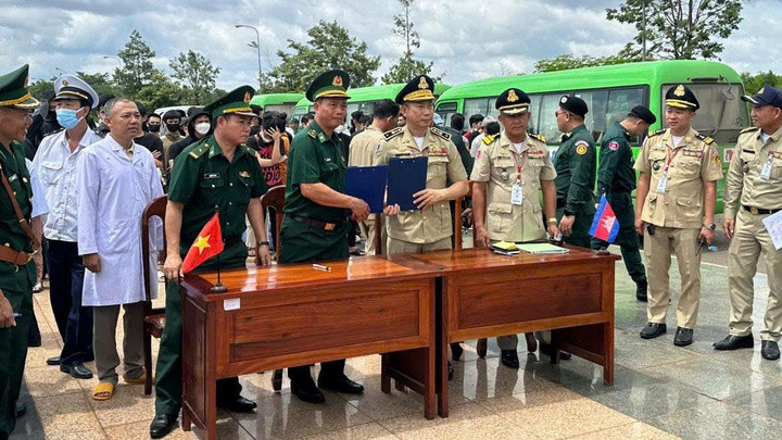 Các đơn vị thực hiện công tác bàn giao công dân.