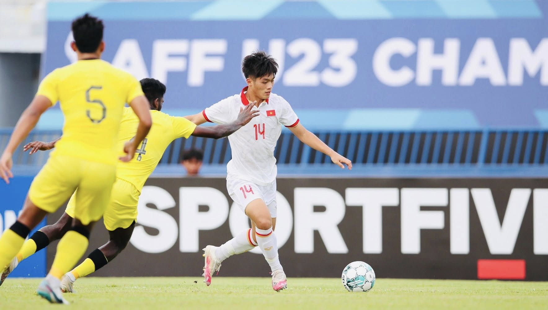 Vẻ đẹp nóng bỏng của bạn gái Nguyễn Quốc Việt - cầu thủ 3 lần vô địch U23 Đông Nam Á - Ảnh 2