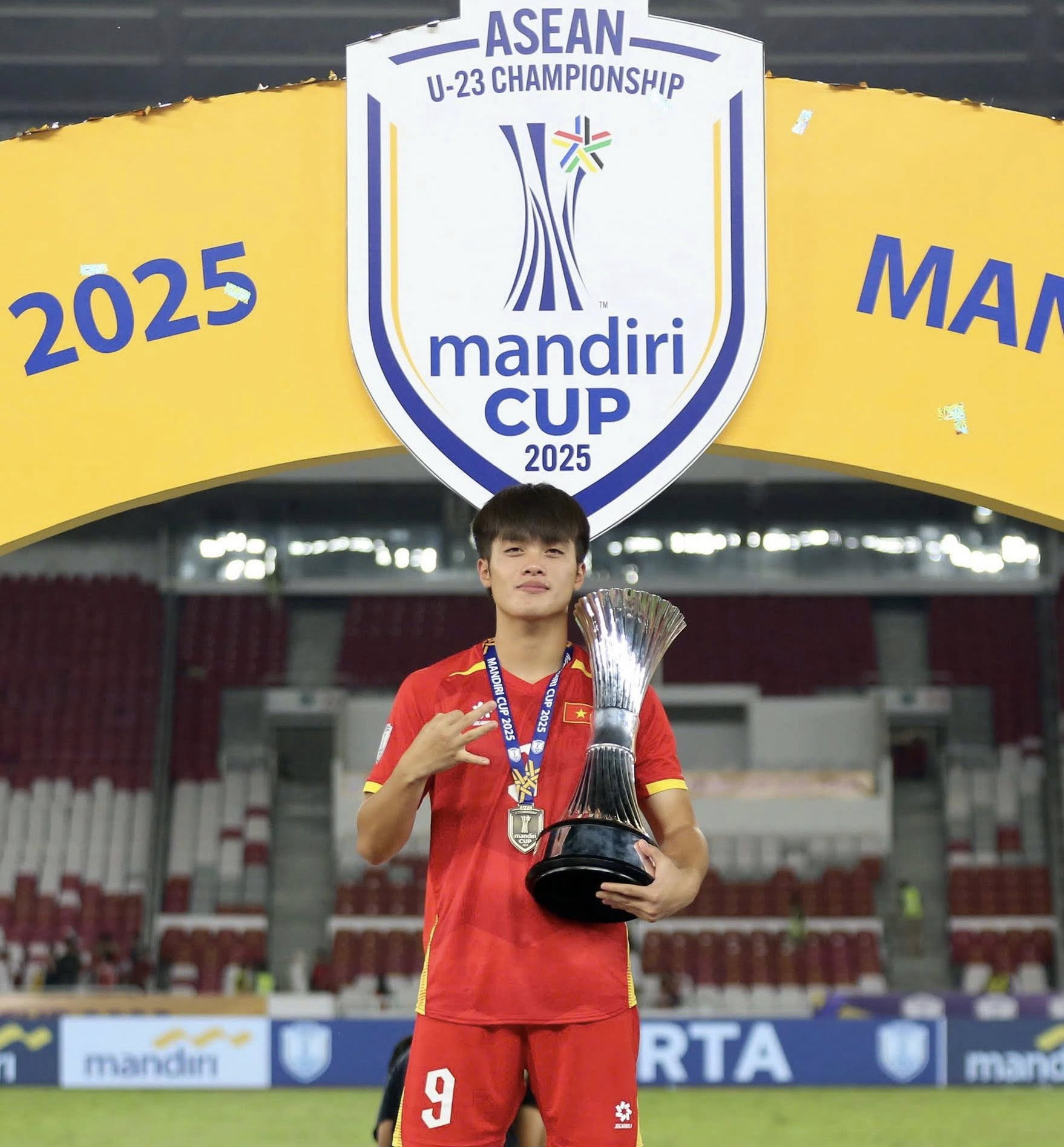 Vẻ đẹp nóng bỏng của bạn gái Nguyễn Quốc Việt - cầu thủ 3 lần vô địch U23 Đông Nam Á - Ảnh 1