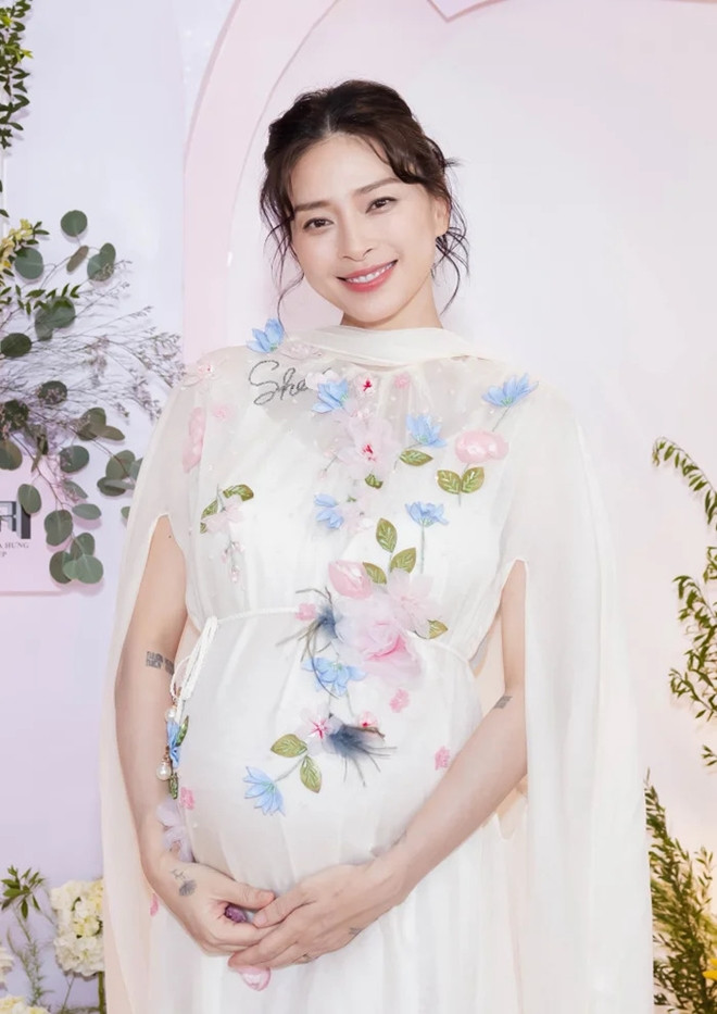 Ảnh Ngô Thanh Vân đánh đấm trước khi mang thai gây sốt báo Mỹ đồng loạt đưa tin