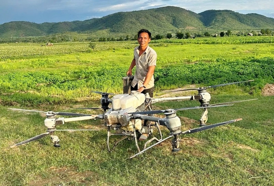 Chủ tịch tỉnh thưởng nóng người dùng drone cứu 2 em nhỏ mắc kẹt giữa nước xiết