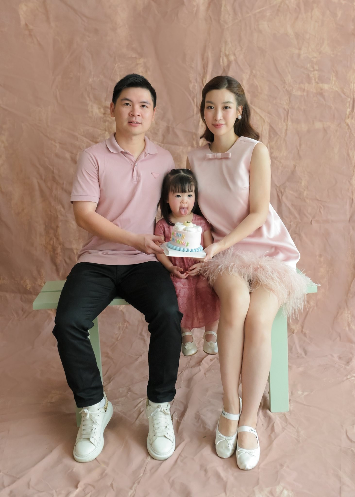 Đỗ Mỹ Linh khoe ảnh bên chồng thiếu gia biểu cảm của ái nữ thu hút sự chú ý