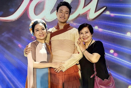 Hé lộ về gia đình có bà là NSND, mẹ là NSƯT và con quán quân Vietnam Idol