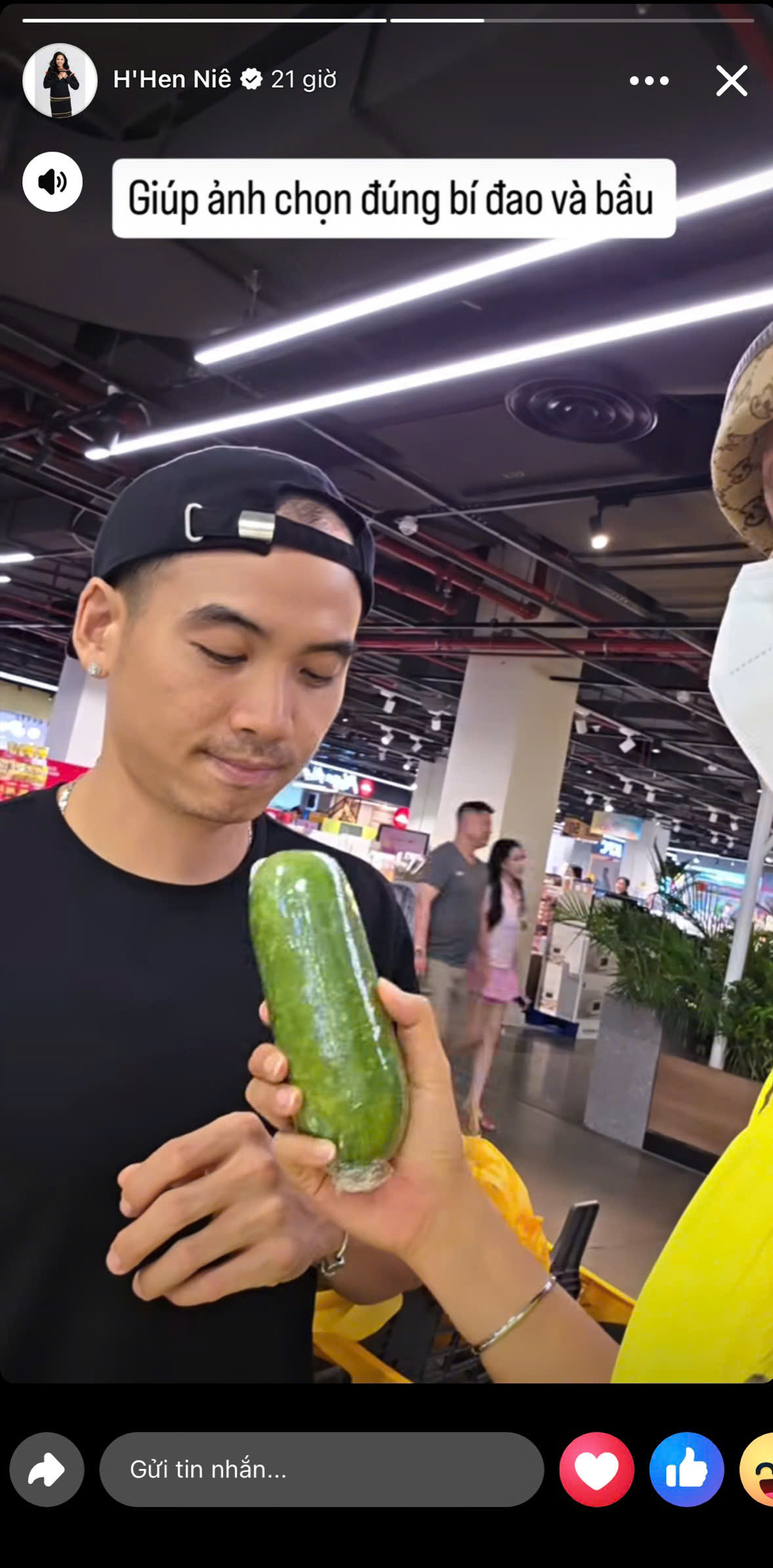 HHen Niê gây sốc với món quà tặng chồng nhân dịp sinh nhật