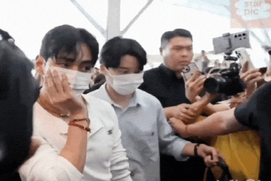Kinh hoàng cảnh V (BTS) bị fan lao vào xô đẩy, sân bay náo loạn như 'zoombie' vỡ trận
