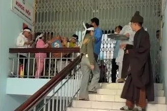 Tố bác sĩ tắc trách, người nhà làm náo loạn Trung tâm y tế để lễ 'trục vong'