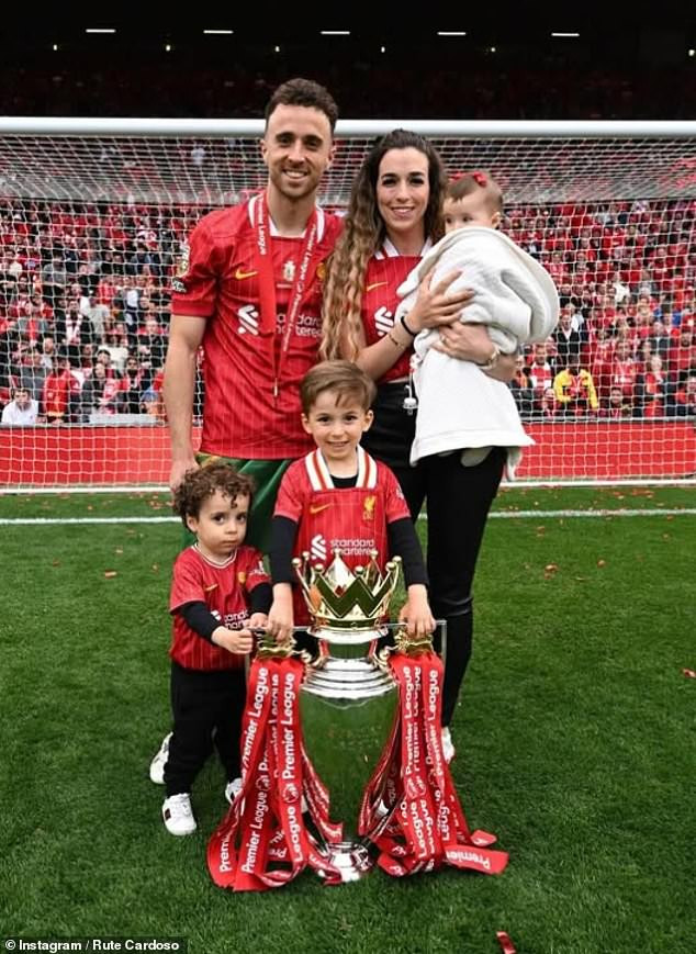 99960289 14871349 thecouplehavethreechildrenpicturedontheanfieldpitchin a 191751535817402 17515395535231323565080