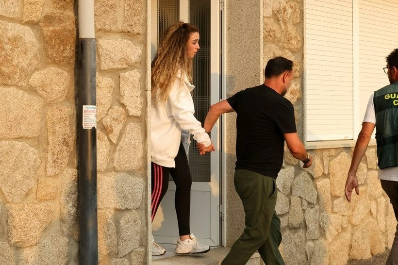 Vợ Diogo Jota dường như không thể đứng vững, phải nhờ người thân dìu ra khỏi nhà xác.