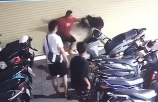 Xác minh clip người đàn ông mặc áo đỏ hành hung 2 thiếu niên