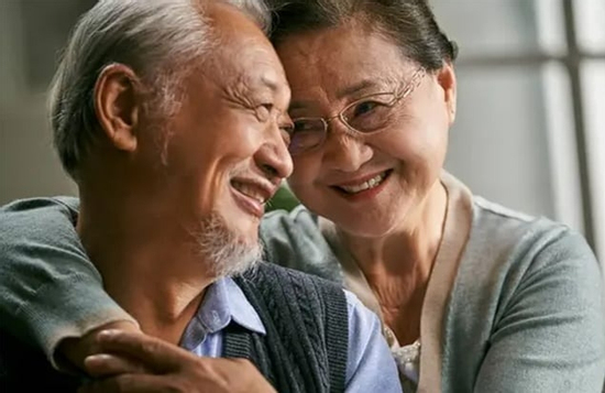 83 tuổi, bố tôi bị bà lão U70 lừa tình, muốn sang tên nhà cho bà ấy