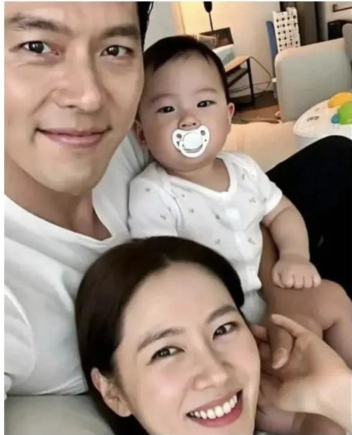 Ảnh hiếm về gia đình Hyun Bin Son Ye Jin lộ cả mặt con trai